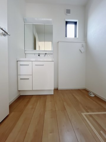 【新築戸建】伊勢崎市宮子町の独立洗面台|■洗面室｜ゆとりのある洗面脱衣室ではお子様と並んで歯磨きもできるので一緒に成長を楽しめます♪ひろびろとした洗面室で、朝の準備も楽しくなります☆.*