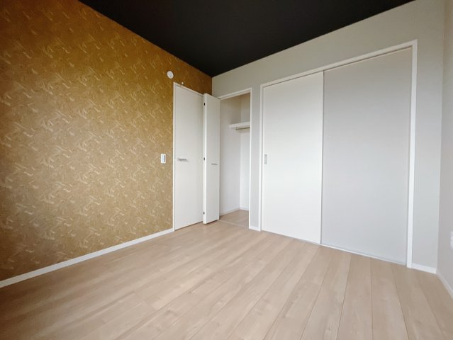 【新築戸建】伊勢崎市宮子町の洋室|■1階洋室｜ナチュラルカラーの床です。模様替えなどとても楽しく工夫できます♪陽当たり、風通しもとても良いので毎日快適な生活スタートです！子供部屋にも良いですね♪