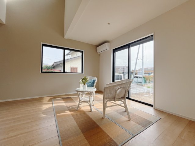 【新築戸建】伊勢崎市宮子町の居間・リビング|■リビング｜窓から射し込む陽射しが縦横に広がり、あたたかな空間が形づくられています。ここはご家族の笑顔集まる憩いの空間です( ＾＾ )