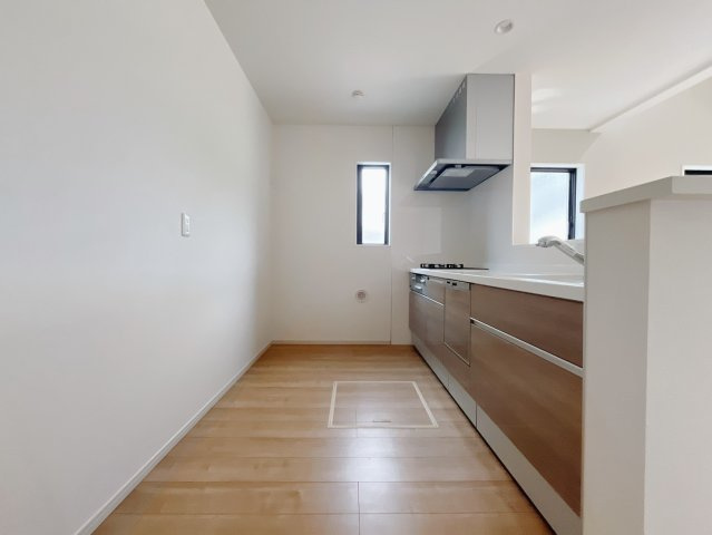 【新築戸建】伊勢崎市宮子町のキッチン|■キッチン｜ワークトップの幅が広く、お子様といっしょにお料理をつくったり、ちょっとしたパーティーも楽しめます。フラットなのでお掃除がしやすいのもポイントです♪