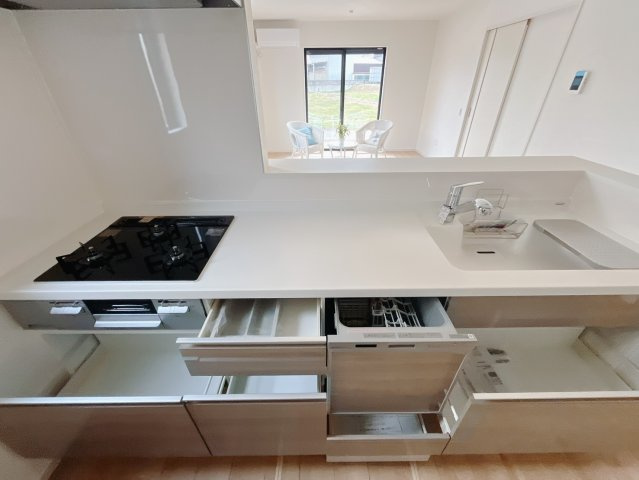 【新築戸建】伊勢崎市宮子町のキッチン|■キッチン｜全スライド式収納キッチン♪お皿や鍋の出し入れもラクラクです（＾＾）！