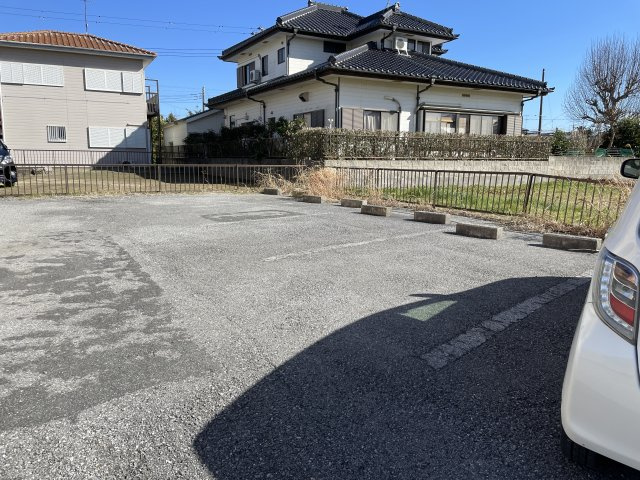ヴィラローズの駐車場
