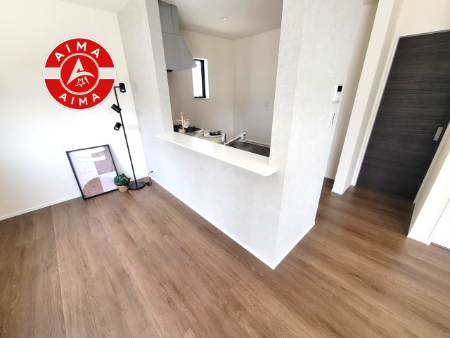 福岡市西区拾六町4丁目第1-3（2号棟）のダイニング|キッチンから立ち込める香りが今日の料理を期待させます。