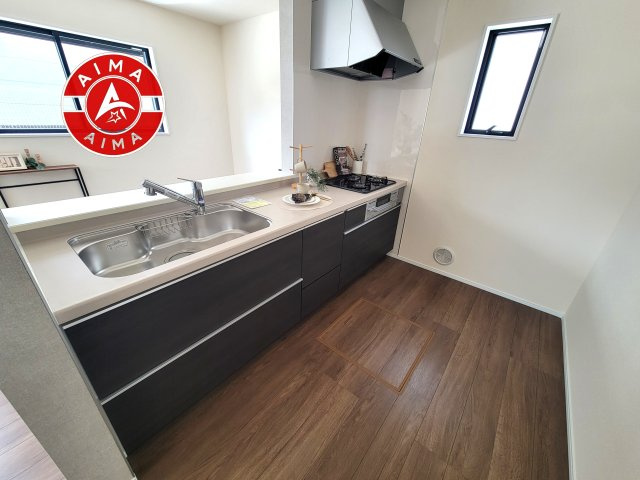 福岡市西区拾六町4丁目第1-3（2号棟）のキッチン|ダイニングテーブルへの配膳がラクラク、お料理はかどるカウンター付きシステムキッチン！