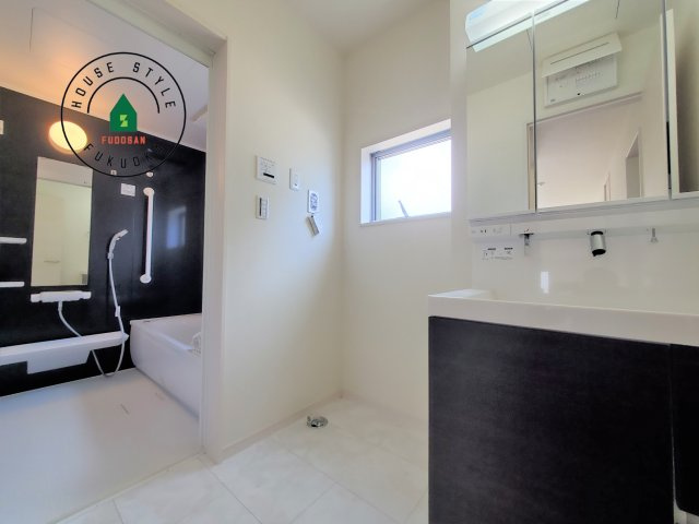 福岡市西区拾六町4丁目第1-3（3号棟）の内観：施工例|ゆとりの洗面スペースで朝の身支度もスムーズに。暮らしを快適に変えるシャワー付洗面台です！