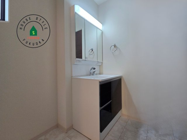 福岡市西区拾六町4丁目第1-3（3号棟）の内観：施工例|毎日使うものだから清潔な空間を保ちたい水回り。洗面にはそんな願いを解消させてくれる収納アイデアが満載です。三面鏡の裏側にはキャビネットが現れ小物から背の高い物まで収納できます。
