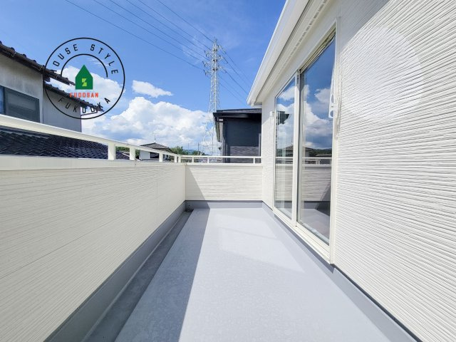 福岡市西区拾六町4丁目第1-3（3号棟）の外観：施工例|風をしっかりと感じられるバルコニーでは、毎日が洗濯日和です。広々としているので洗濯も楽しくなるでしょうし、気分転換にバルコニーからの眺めを楽しむのもいいでしょう。