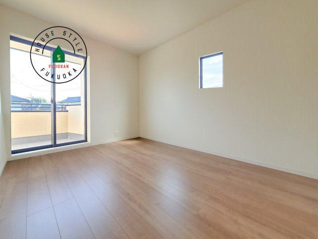 福岡市西区拾六町4丁目第1-3（3号棟）の内観：施工例|採光良好な洋室は全居室、複層ガラスの遮熱効果と断熱効果で、一年中快適に過ごせます。