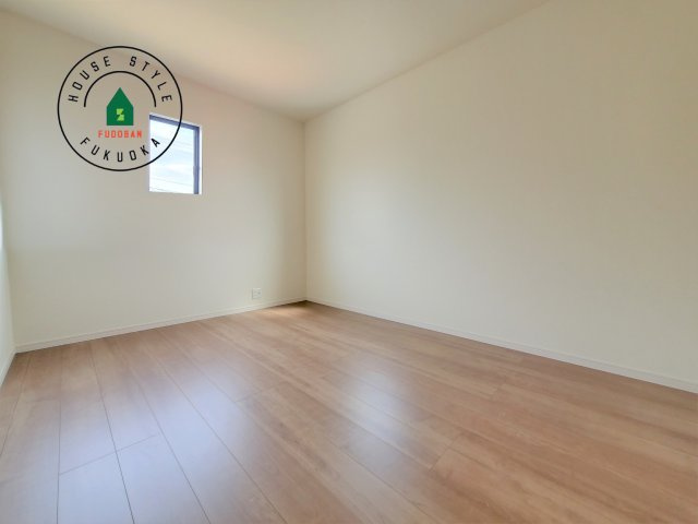 福岡市西区拾六町4丁目第1-3（3号棟）の内観：施工例|穏やかな光が差し込む室内には、穏やかな時間が流れます。