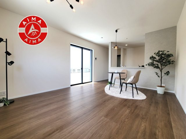 福岡市西区拾六町4丁目第1-3（3号棟）の居間・リビング|キッチンからリビングをしっかり確認できます。家族の笑顔があふれる空間になりそうですね。