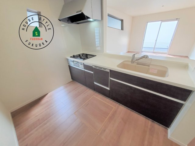 福岡市西区拾六町4丁目第1-3（3号棟）の内観：施工例|ダイニングテーブルへの配膳がラクラク、お料理はかどるカウンター付きシステムキッチン！