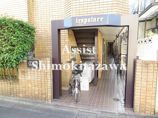 レオパレス大原のエントランス