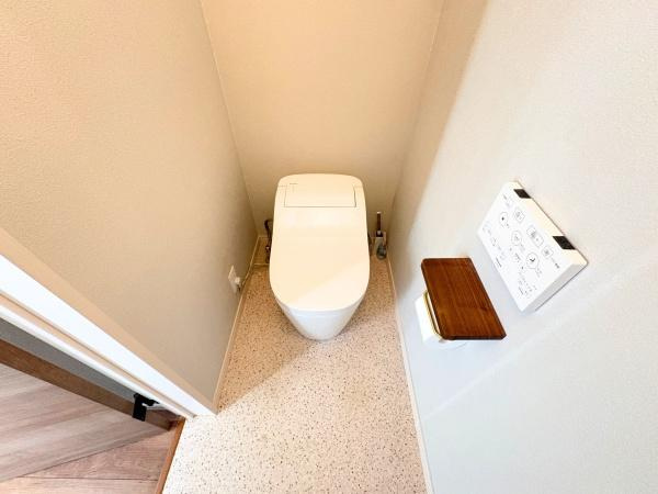 大字屋山　中古のトイレ|空間を有効に活用した設計のトイレです。清潔感のある内装で落ち着いた雰囲気となっています。壁面には操作しやすいパネルが設けられています。床材は手入れがしやすい仕様となっています。