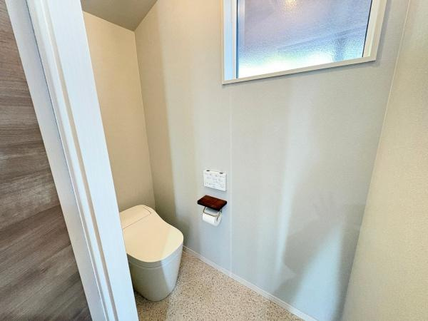 大字屋山　中古のトイレ|窓付きのトイレで自然光が差し込む明るい空間です。シンプルな内装で清潔感があります。床面も掃除しやすい素材で、使いやすいトイレとなっています。