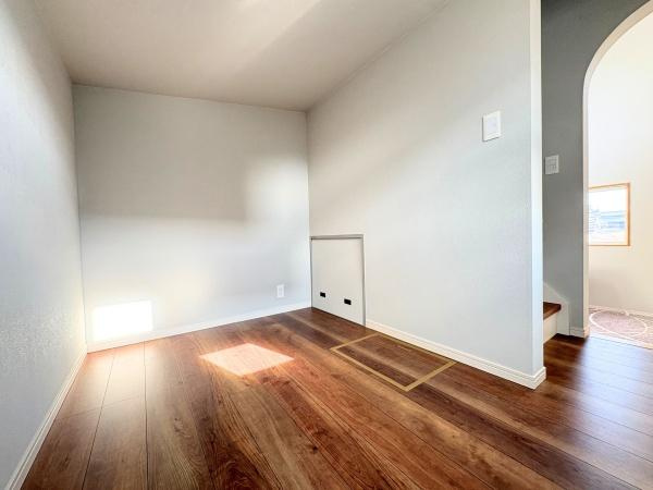 大字屋山　中古の洋室|木目調のフローリングが落ち着いた印象です。小窓から差し込む光が明るさを演出しています。収納部屋や書斎スペース、趣味部屋としても活用できます◎