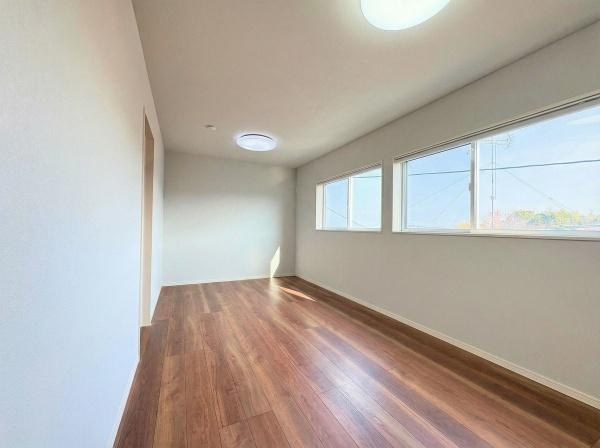大字屋山　中古の洋室|大きな窓からたっぷりと陽光が差し込む洋室です。落ち着いた色合いのフローリングが空間を引き締めます。天井の照明が室内を明るく演出しています。壁面もすっきりしていて自由にレイアウトしやすいです。