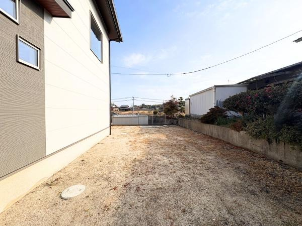 大字屋山　中古の庭|敷地の広さを感じられる庭スペースです。陽当たりの良い環境が魅力的です。様々な用途に活用できそうな空間となっています。