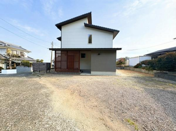 大字屋山　中古の駐車場|敷地内に広々とした駐車スペースが確保されています。複数台の車もゆとりを持って駐車できます。車の出し入れもスムーズに行える配置です。来客時にも安心して利用できます。敷地の使い勝手が良い点も魅力的です。