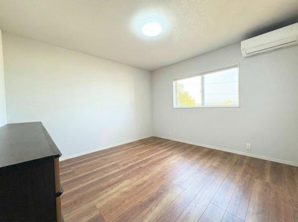 大字屋山　中古の洋室|明るい窓から自然光がたっぷり差し込みすっきりとした雰囲気の洋室です。シンプルな内装で家具の配置もしやすいです。