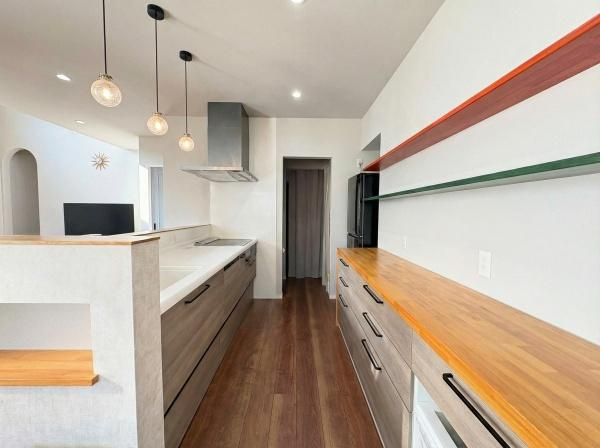 大字屋山　中古のキッチン|広々としたキッチンスペースで調理や片付けもスムーズに行えます。天井のペンダントライトが空間を明るく演出しています。収納も豊富で整理整頓がしやすい点が魅力です。