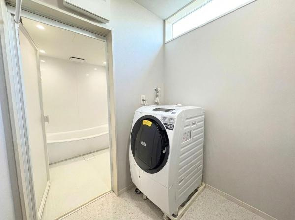 大字屋山　中古の独立洗面台|洗面所には広々としたスペースが確保されており洗濯機の設置もしやすいです。窓から自然光が入り明るい室内環境が魅力です。浴室と直結しているため日々の家事効率が高まります。