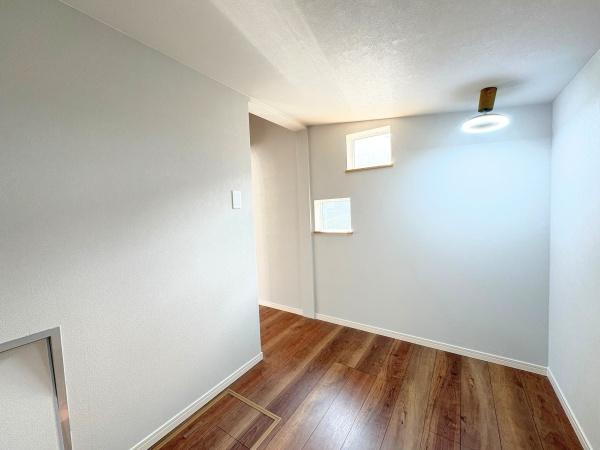 大字屋山　中古の洋室|明るい色合いの壁と木目調のフローリングが調和した洋室です。窓から光が入り開放感があります。暮らしの変化に合わせて使い方を変えられるのが魅力です。