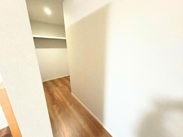 大字屋山　中古の収納|奥行きのある収納スペースは衣類や日用品など様々な物を整理しやすい造りです。シンプルな内装が空間を広く感じさせます。床の木目調が柔らかな雰囲気を演出しています。