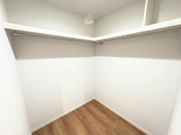 大字屋山　中古の収納|シンプルなデザインで整えられた収納スペースです。壁面を有効活用できる仕様となっています。棚とハンガーパイプの組み合わせで使いやすい収納が実現できます。室内が明るく清潔感のある印象を与えます。