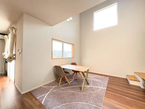 大字屋山　中古の居間・リビング|リビングに大きな窓があり自然光がたっぷり差し込みます。天井が高く開放的な空間が印象的です。床は木目調で温もりを感じられます。