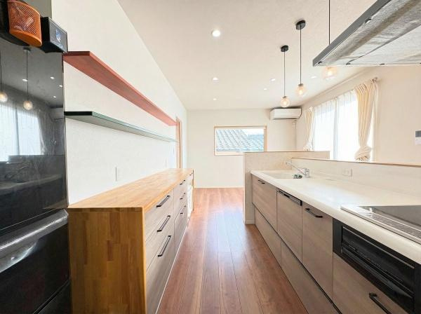 大字屋山　中古のキッチン|広々としたキッチン空間で収納力も確保されています。ナチュラルな木目とホワイトの組み合わせが明るさを演出しています。大きな窓から自然光が差し込み開放感があります。
