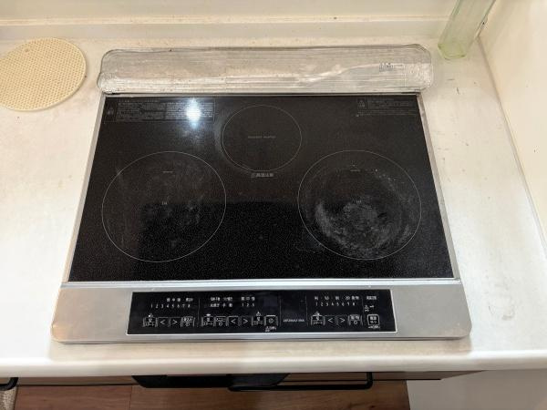 大字屋山　中古のキッチン|操作がしやすいIHクッキングヒーターが設置されています。火を使わないため安全性が高い調理環境です。お手入れも簡単で日々のお掃除が楽にできます。スペースにゆとりがあり作業効率も確保されています。