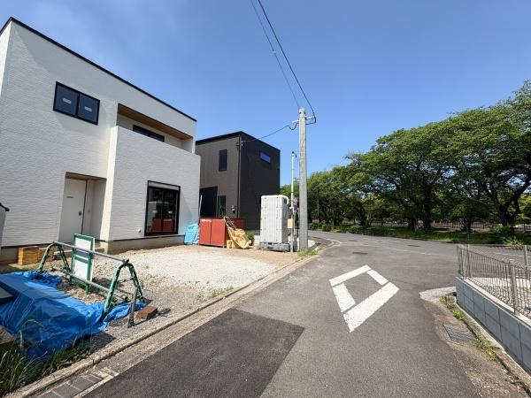 AG-HOUSE　古ヶ鶴　A棟の前面道路含む現地写真|前面道路含む現地（2026年5月撮影）