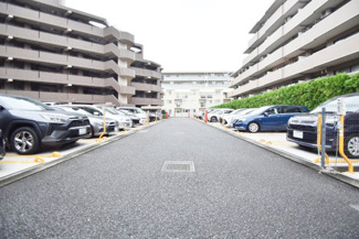 【駐車場】 | マンションの駐車場スペース。空きの有無や駐車料金、サイズ規定などについては、改めてお問い合わせください。～即日のご見学可能～　お問合せはお気軽にどうぞ。
