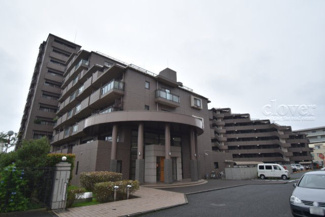 【外観】 | 手入れの行き届いた外壁やエントランスなど、「見ればわかる」レベルで清潔感を保ったマンションです。築年数を感じさせない姿で皆様をお出迎えします。～即日のご見学可能～　お問合せはお気軽にどうぞ。
