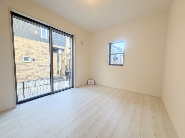 三郷市幸房　新築戸建　全1棟の洋室|1階5.33帖の洋室です。来客用の部屋にもピッタリです