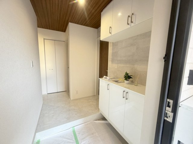 三郷市幸房　新築戸建　全1棟の玄関|玄関から見た室内写真です