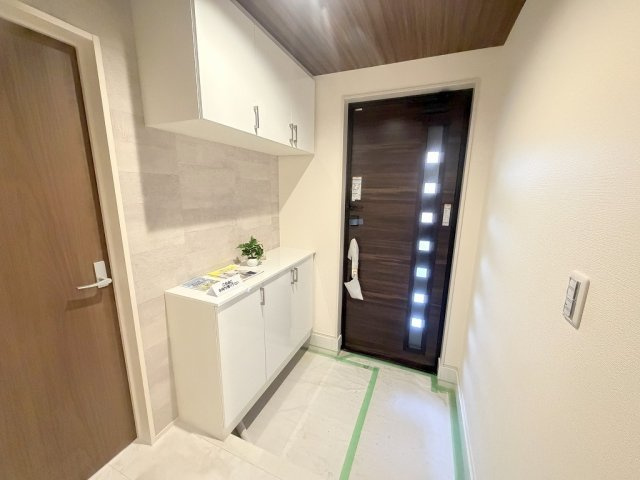 三郷市幸房　新築戸建　全1棟の玄関|カウンター部分にはお好きなインテリアが飾れます