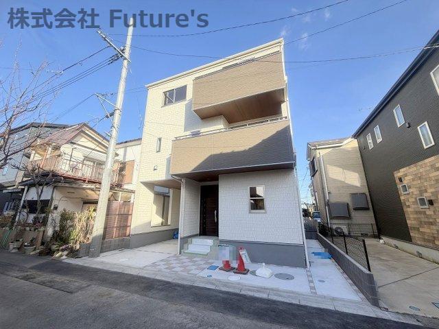 三郷市幸房　新築戸建　全1棟の外観|プライバシーに配慮した2階リビングの3階建ての邸宅です