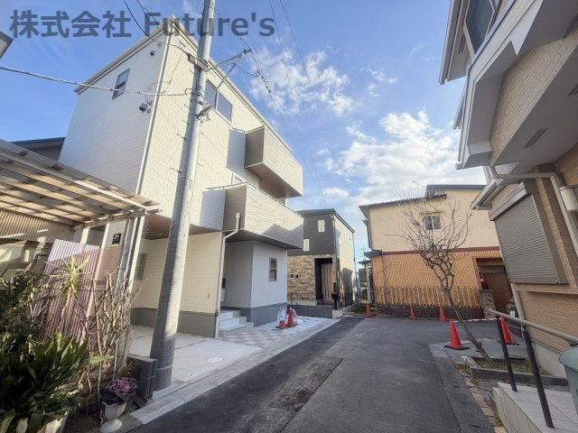 三郷市幸房　新築戸建　全1棟の前面道路含む現地写真|前面道路含む現地写真です。