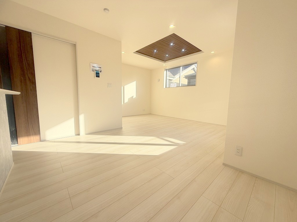 三郷市幸房　新築戸建　全1棟の居間・リビング|プライバシーに配慮した2階リビング17.5帖