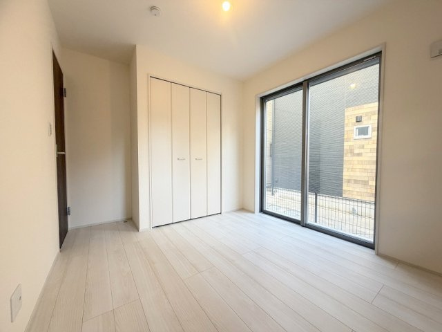 三郷市幸房　新築戸建　全1棟の洋室|1階のクローゼット付きの洋室5.33帖