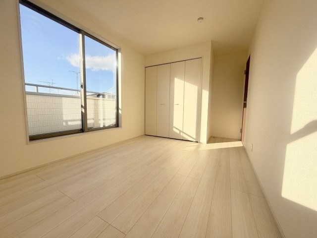 三郷市幸房　新築戸建　全1棟の洋室|バルコニーに面した明るい洋室6.5帖