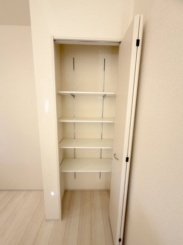 三郷市幸房　新築戸建　全1棟の収納|キッチン横にパントリー完備