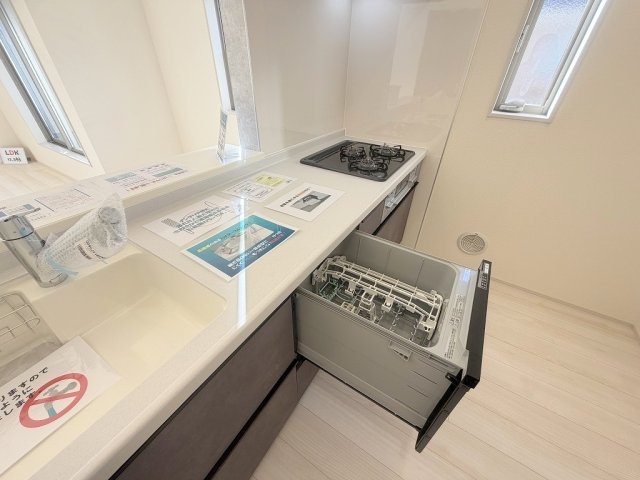 三郷市幸房　新築戸建　全1棟のキッチン|家事の時短につながる食洗機完備