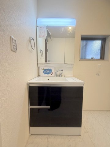 三郷市幸房　新築戸建　全1棟の独立洗面台|三面鏡ドレッサーで朝の準備も快適