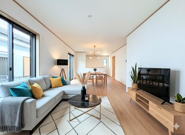 戸塚区前田町　新築戸建てのその他|［モデルハウス］◆一家だんらんのスペースとなるＬＤＫ。窓から明るい光が差し込み、思わず家族の会話も弾む快適な空間。
