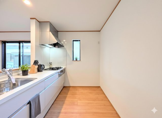 戸塚区前田町　新築戸建てのその他|［モデルハウス］◆キッチンからダイニングやリビングが見渡せるキッチン。料理をしながら家族とコミュニケーションをとれるだけでなく、大きな開放感も得られることができます。
