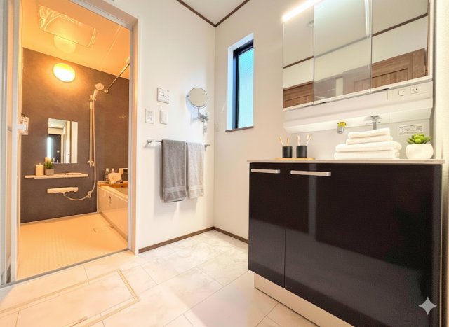 戸塚区前田町　新築戸建てのその他|［モデルハウス］◆毎日使う場所だから、機能的で使いやすさに配慮したパウダールーム。すっきりと使えるように収納も豊富にご用意しています。
