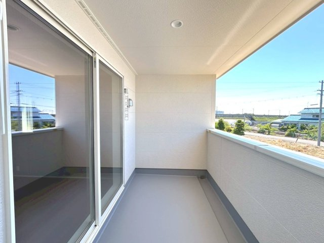 【商談中】リーブルガーデン　一宮市萩原町第二　全2区画分譲のバルコニー|バルコニーは南向きで洗濯物もよく乾きます！強度と表面積硬度を持つFPRで防水しています。