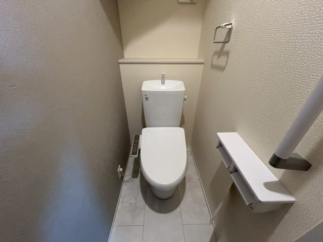 リーブルガーデン　一宮市萩原町第二　全2区画分譲のトイレ|超表面平滑加工とイオンパワーの「セフィオンテクト」加工で、汚れが付きにくく落ちやすい仕様で清潔です。
便器にフチがないので汚れが隠れて見えない部分がありません。お手入れがとってもラクラクです。